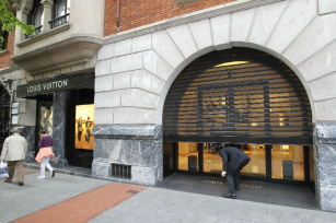 Louis Vuitton reordena su red en España con su salida de Bilbao