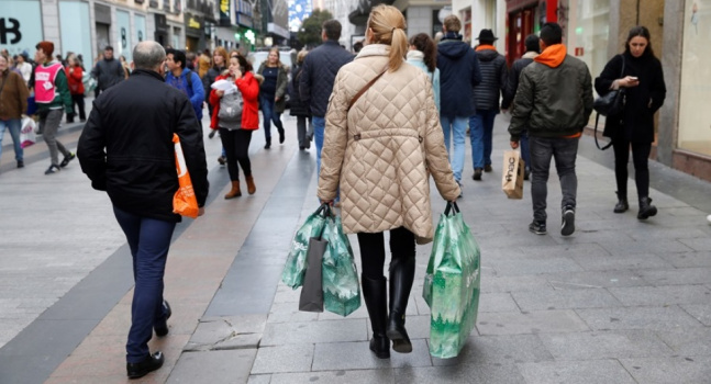 España: los hogares mejoran sus ingresos, pero mantienen el freno al consumo